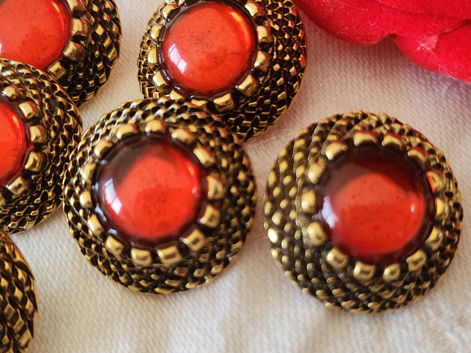 Lot 6  boutons vintage metal doré coeur effet strass rouge 2,1 cm pied ref 3866