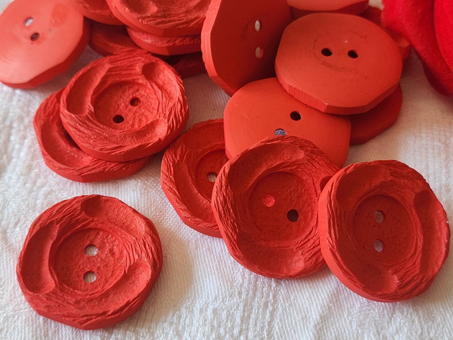 lot 6 gros boutons vintage rouge mat a trou texturé 3,3 cm ref 6014 **