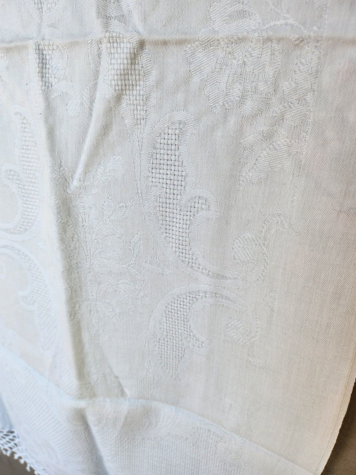 Ancien cache torchon ou serviette frangée blanc damassée B6