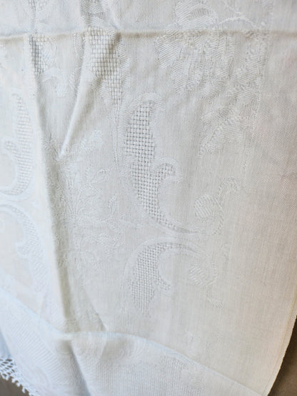 Ancien cache torchon ou serviette frangée blanc damassée B6