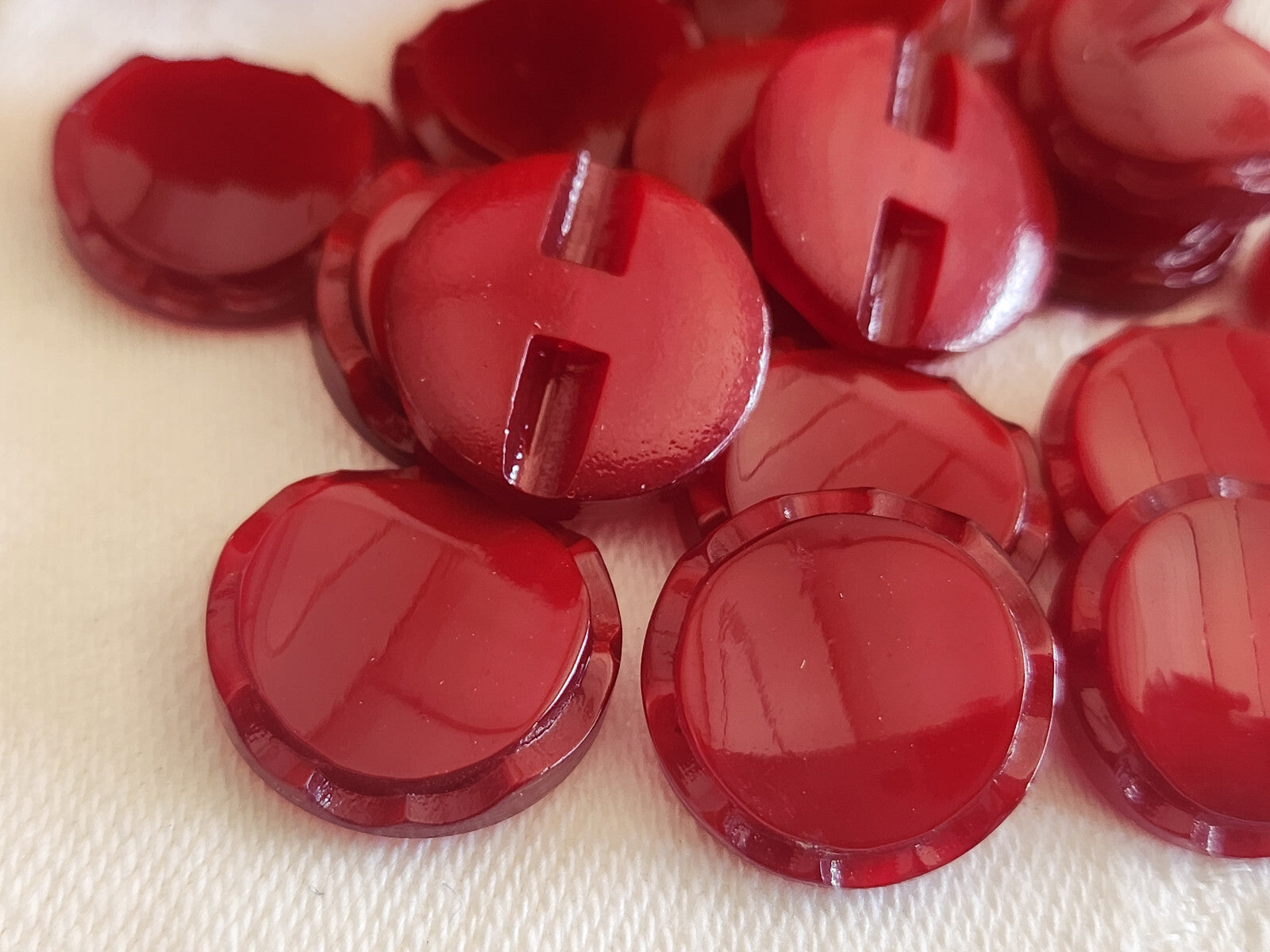 Lot 14 boutons vintage rouge limuneux pied 1,7 cm ref 0083