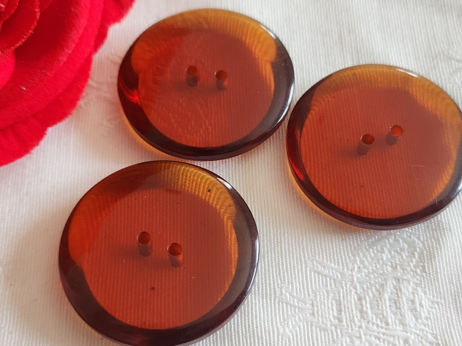 Trio gros boutons anciens ambrés ambrolite trous 3,4 cm ref 6381