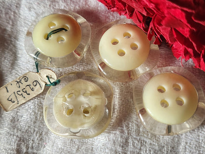 Lot 4 jolis boutons vintage transparent creme ondulé 2,3 cm ref 5748