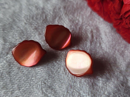 trio boutons anciens en nacre feuille rouge  pied 0,9 sur 1,2 cm D12D