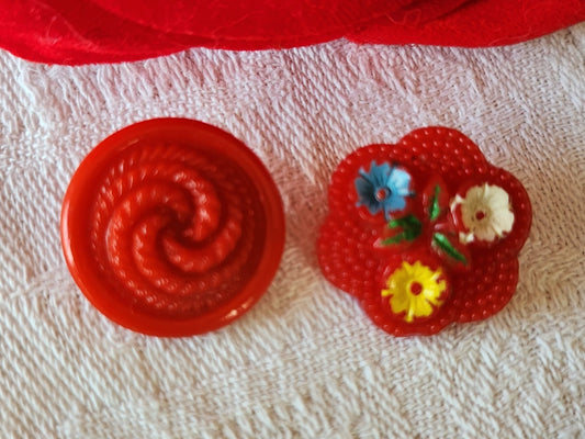 Duo boutons anciens en verre vintage rouge  travaillé 1,7 et  1,8 cm G18B