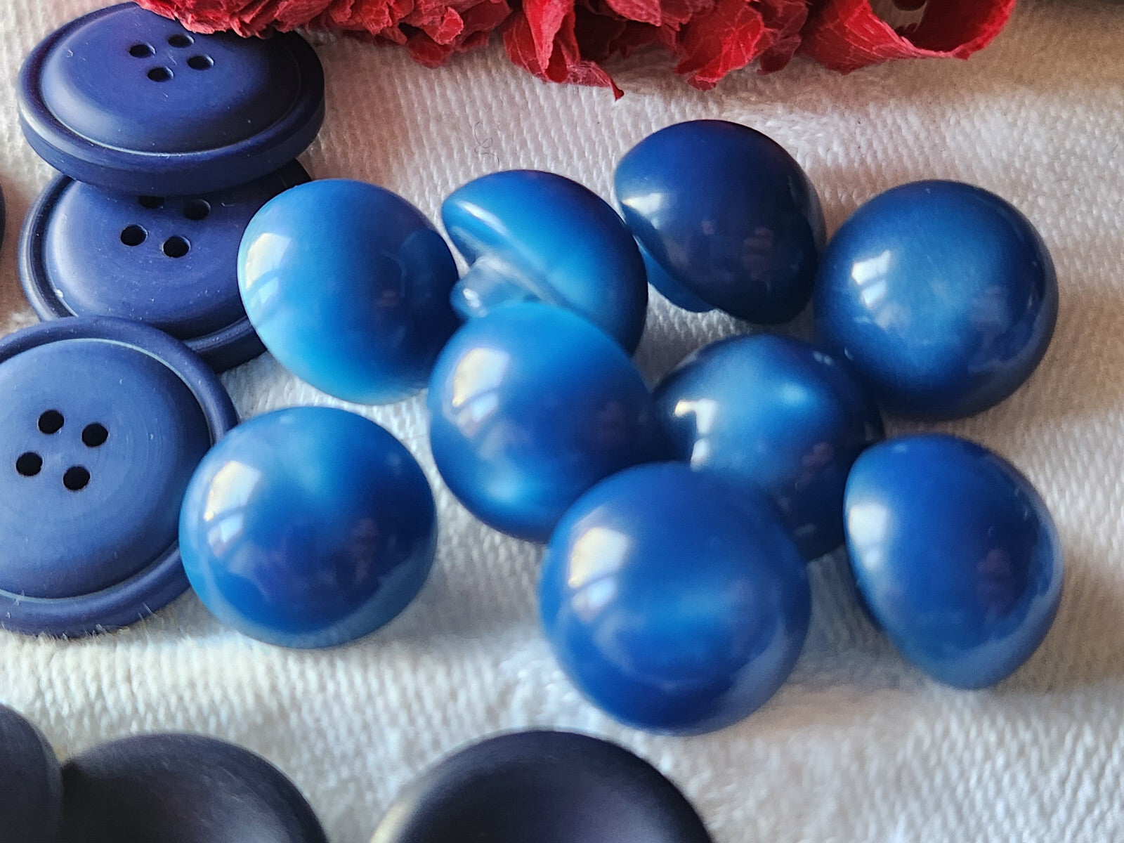 Lot 25 boutons vintage bleu 3 series 1,3 à 1,9 cm ref 5920