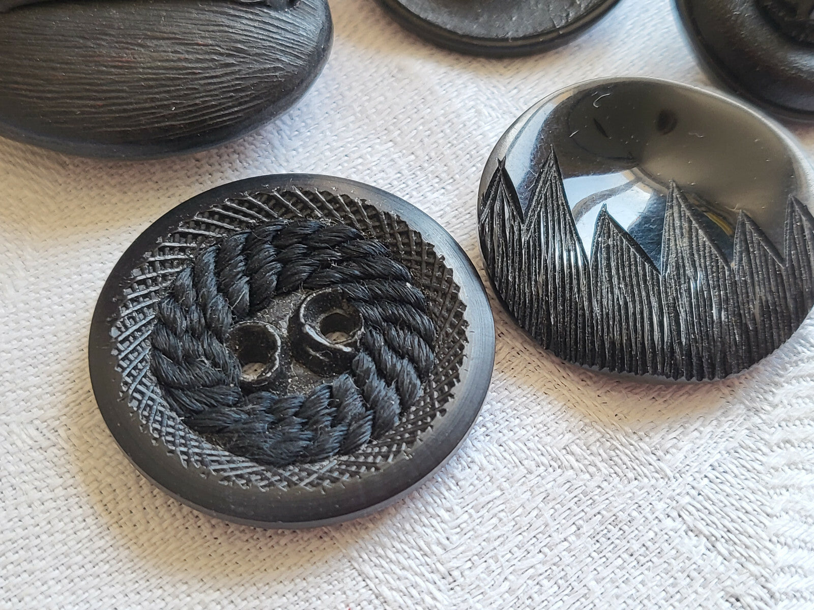 Lot 5 Boutons vintage panaché noir travaillé 2,2 cm à 2,6 cm ref 4562