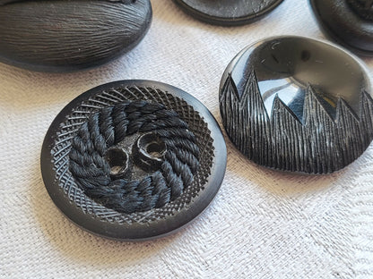 Lot 5 Boutons vintage panaché noir travaillé 2,2 cm à 2,6 cm ref 4562