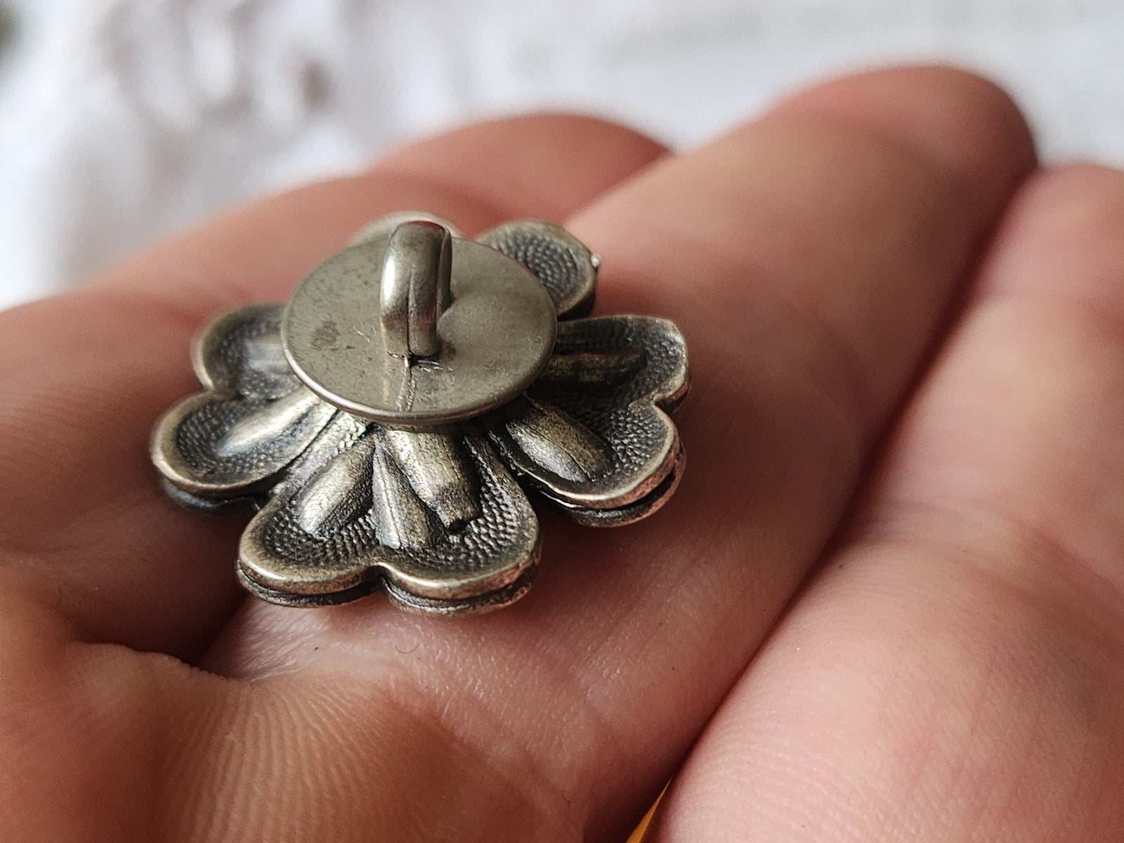 Superbe bouton vintage en métal bleu fleur pied 2,3 cm volume G12D