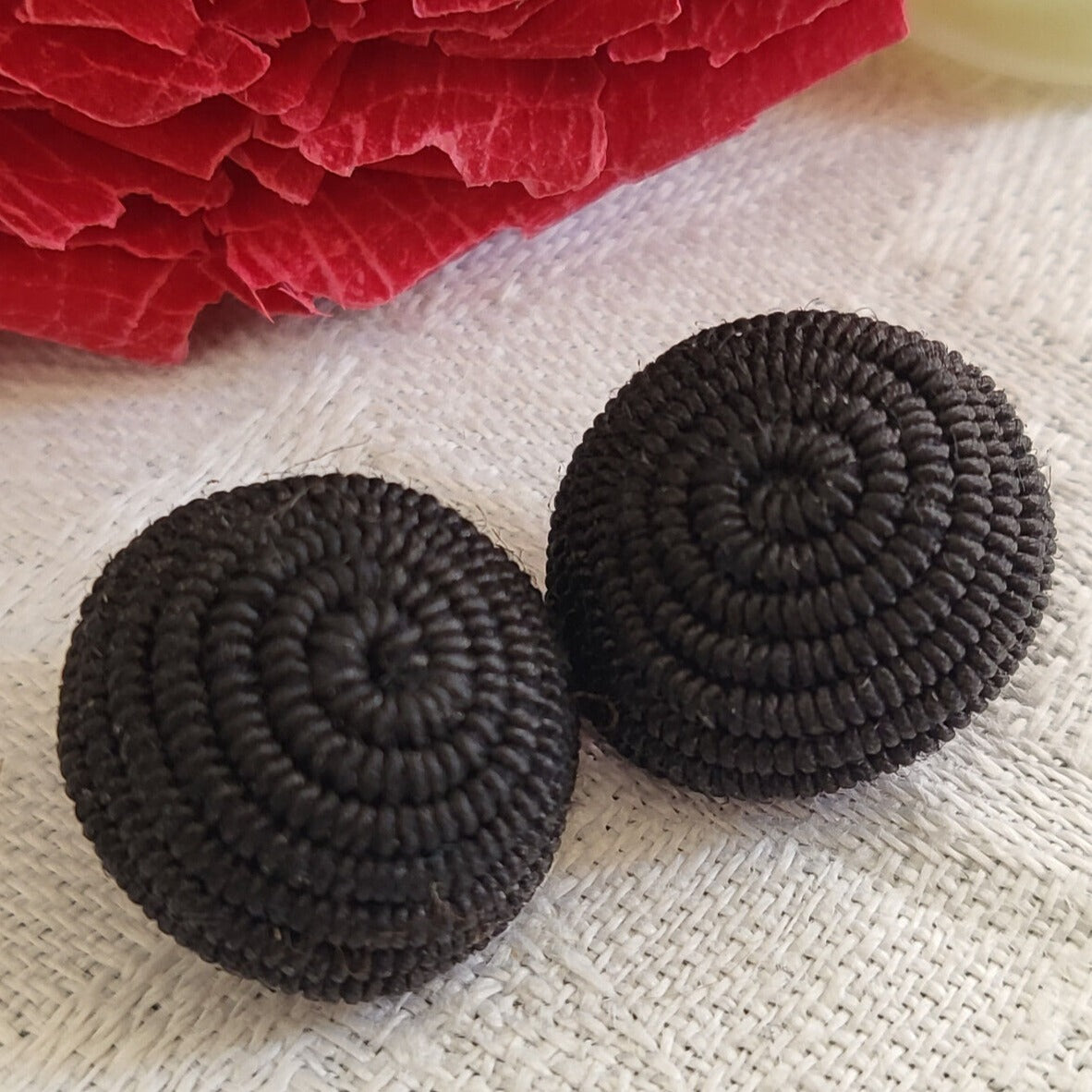 Duo boutons anciens  en passementerie noir  à  pied 1,5 cm D8D