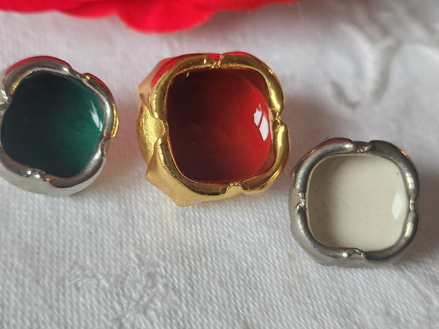 Trio boutons vintage en métal 1,7 et 2 cm à pied ref 1198