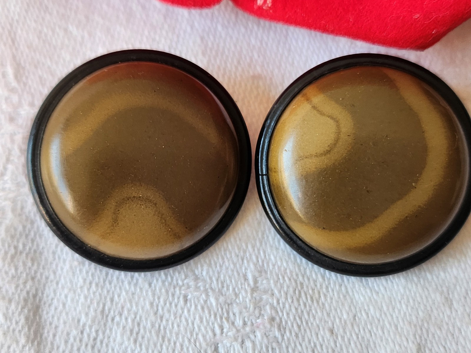 Duo gros boutons anciens marron veiné 2,6 cm pied D8O