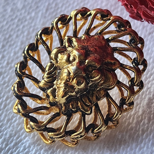 Bouton  vintage en métal  tete de lion 1,8 sur 2,2  cm versace? G8C