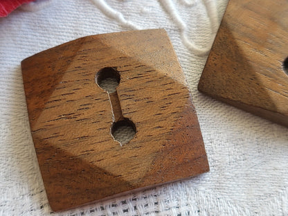 Duo gros boutons ancien en bois carré  marron  3,1 cm ref 5012