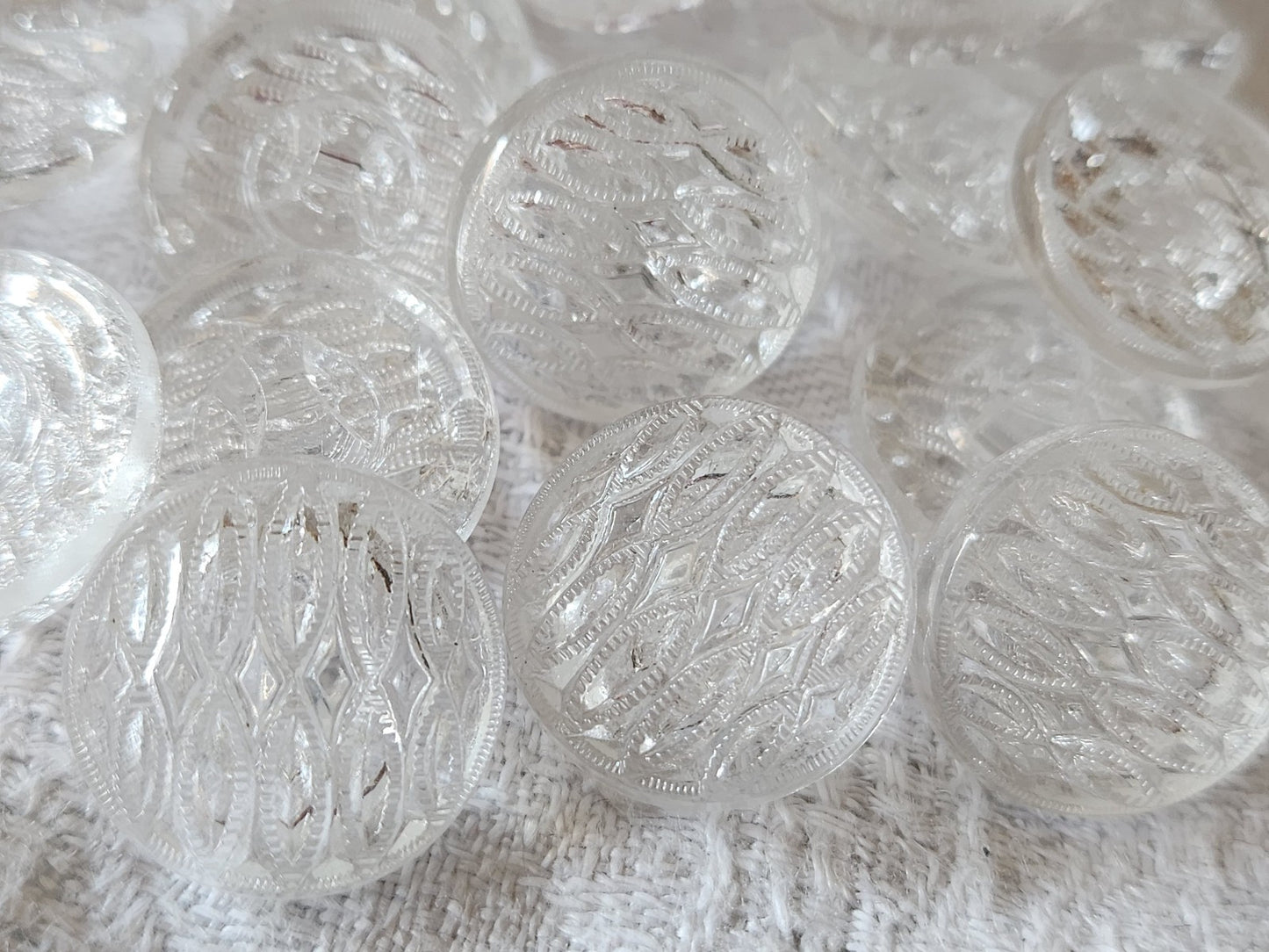 Lot 6 boutons anciens en verre transparent pied relief 1,7 cm ref 3010