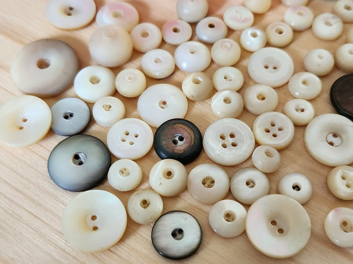 Lot 60 boutons anciens en nacre mini sifflet deux trous 0,7 cm à 1,9 cm T8