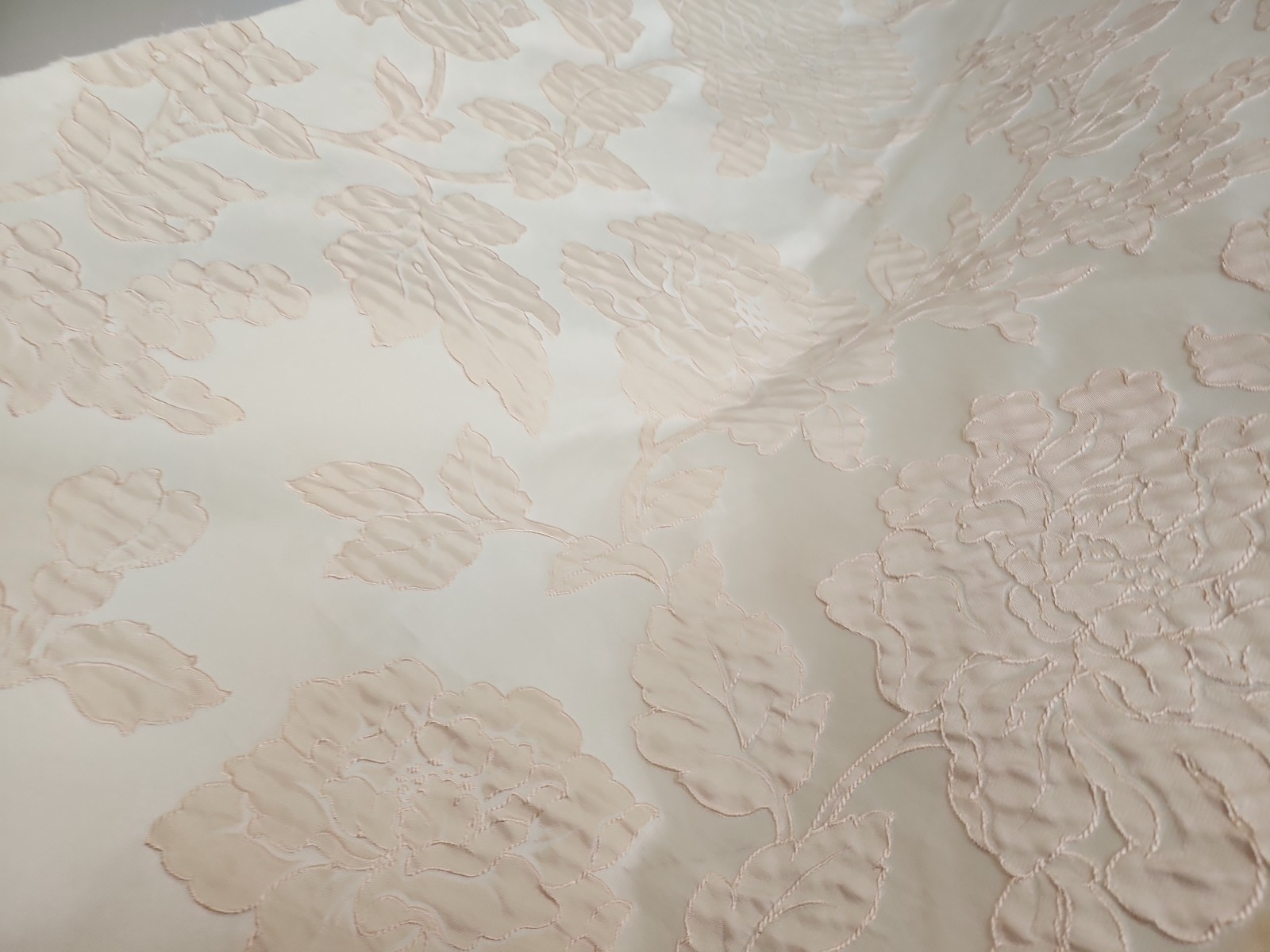 Ancien coupon de tissu damassé beige écru relief 205 cm sur 61 cm B5