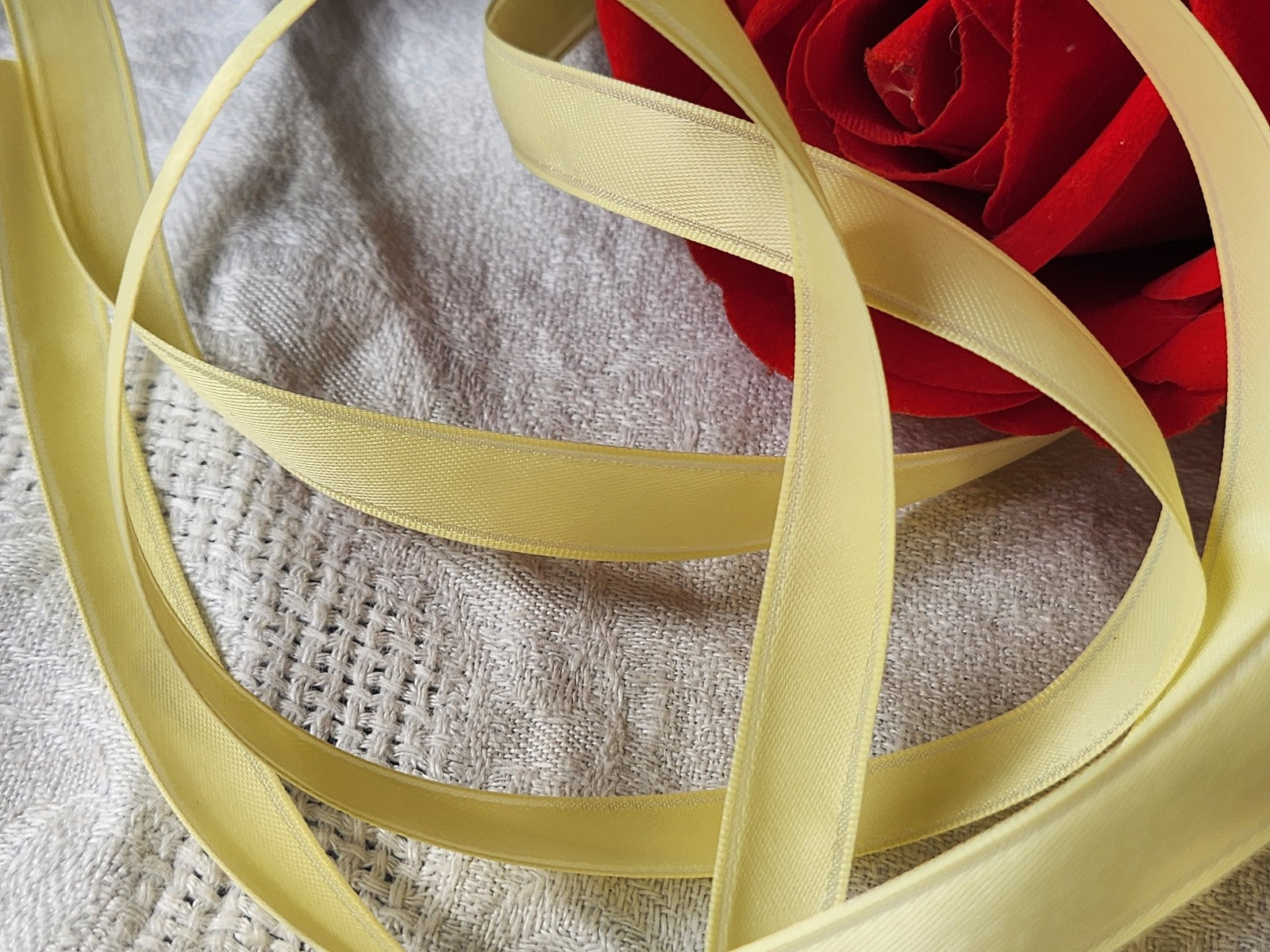 Ruban fin ancien nylon jaune  épais 10 mètres sur 1 cm modiste mercerie B5 n°21
