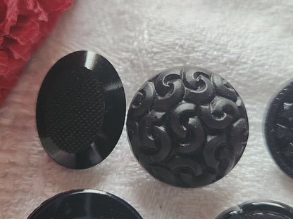Lot 5 boutons anciens en verre noir panaché  1,7 cm ref 3459