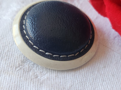 Collection gros bouton coeur en cuir bleu monture resine 3,7 cm ref 618
