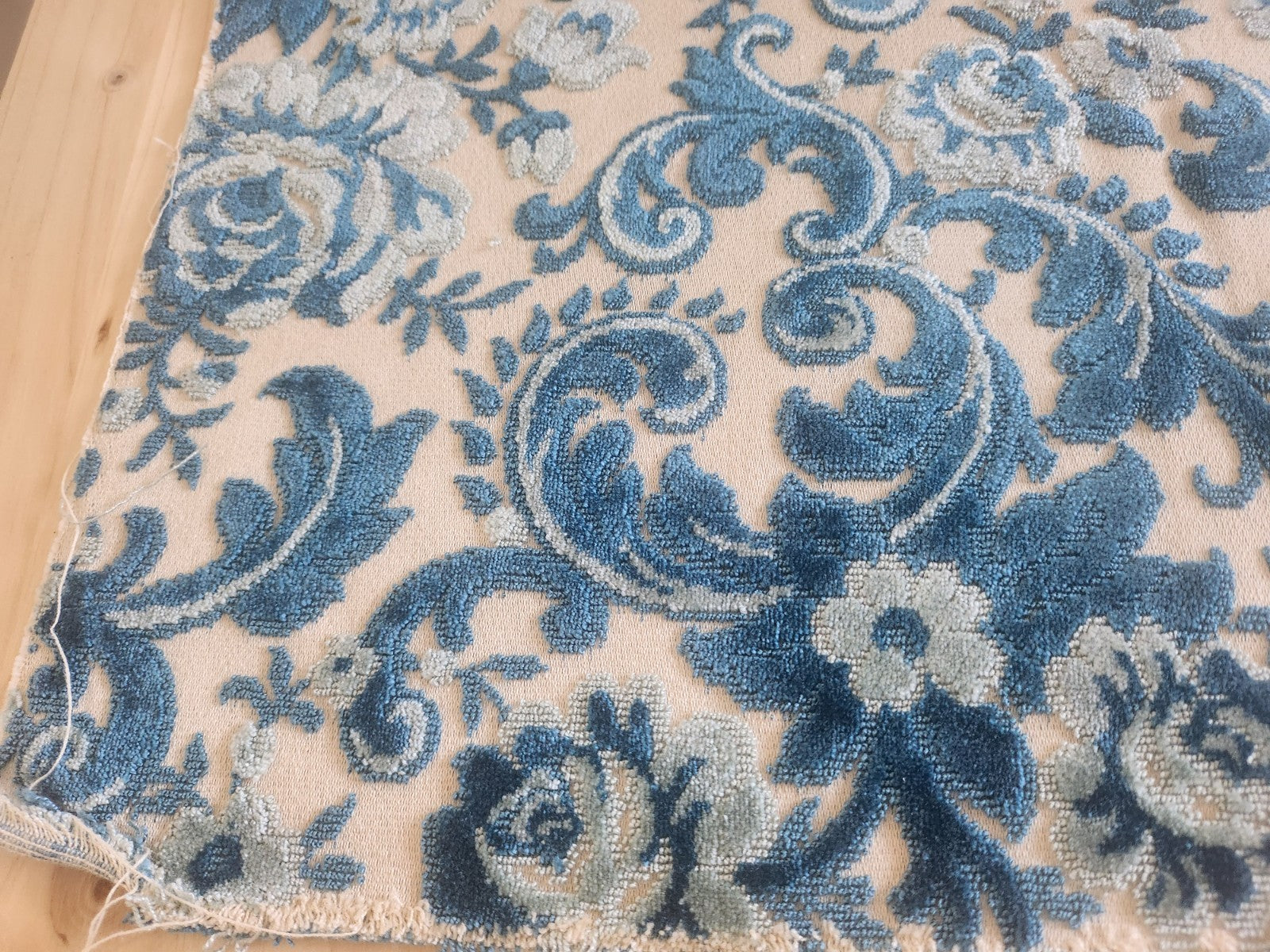 Ancien petit coupon de tapisserie bleu ecru 48 cm sur 53 cm B5