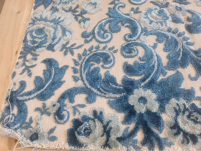 Ancien petit coupon de tapisserie bleu ecru 48 cm sur 53 cm B5