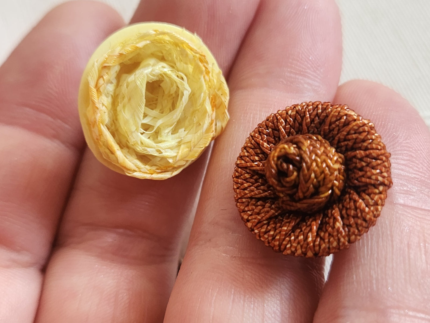 Duo boutons anciens rafia et rafia? jaune marron 1,9 et 2,1 cm G12H