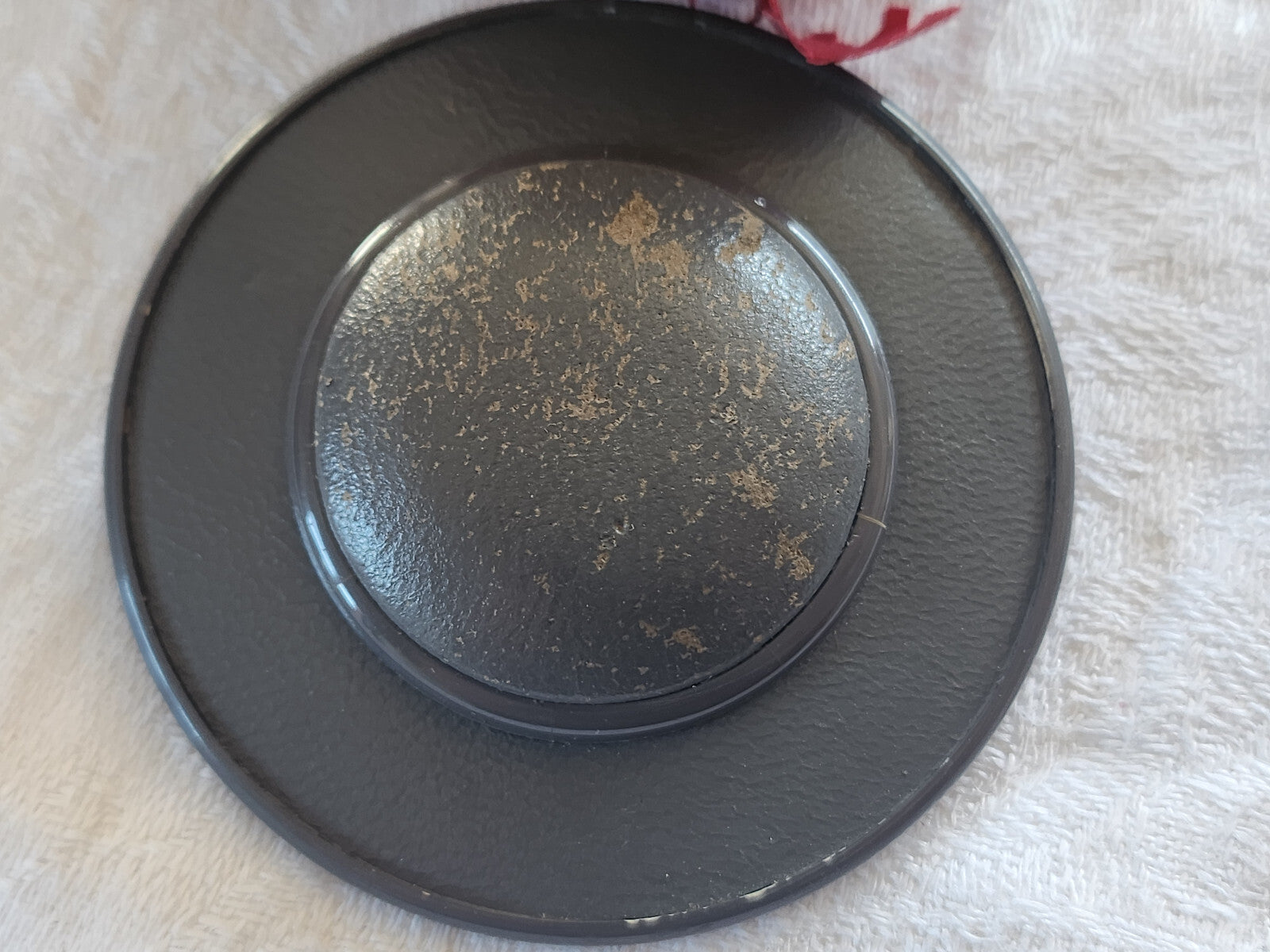 Enorme bouton ancien en cuir forme chapeau gris 6 cm ou 60 mm T7