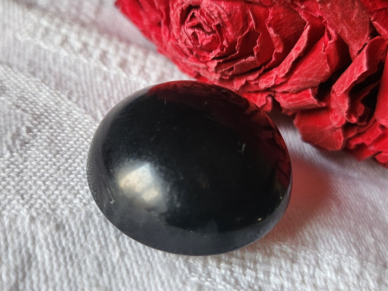 Bouton ancien en celluloid noir bombé  2,5 cm D10J