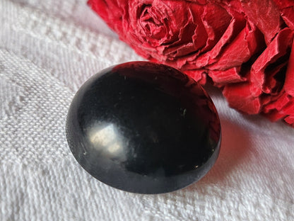 Bouton ancien en celluloid noir bombé  2,5 cm D10J