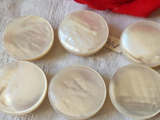 Lot 6 gros bouton ancien en nacre épais joli blanc laiteux  à pied 3 cm ref 5052