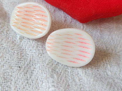Duo boutons anciens  en verre blanc rose à pied 1,4 sur 1,8 cm D17K
