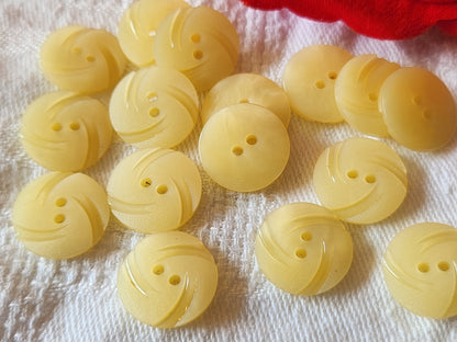 lot 15 petits boutons vintage créme  1,3 cm trous ref 6015