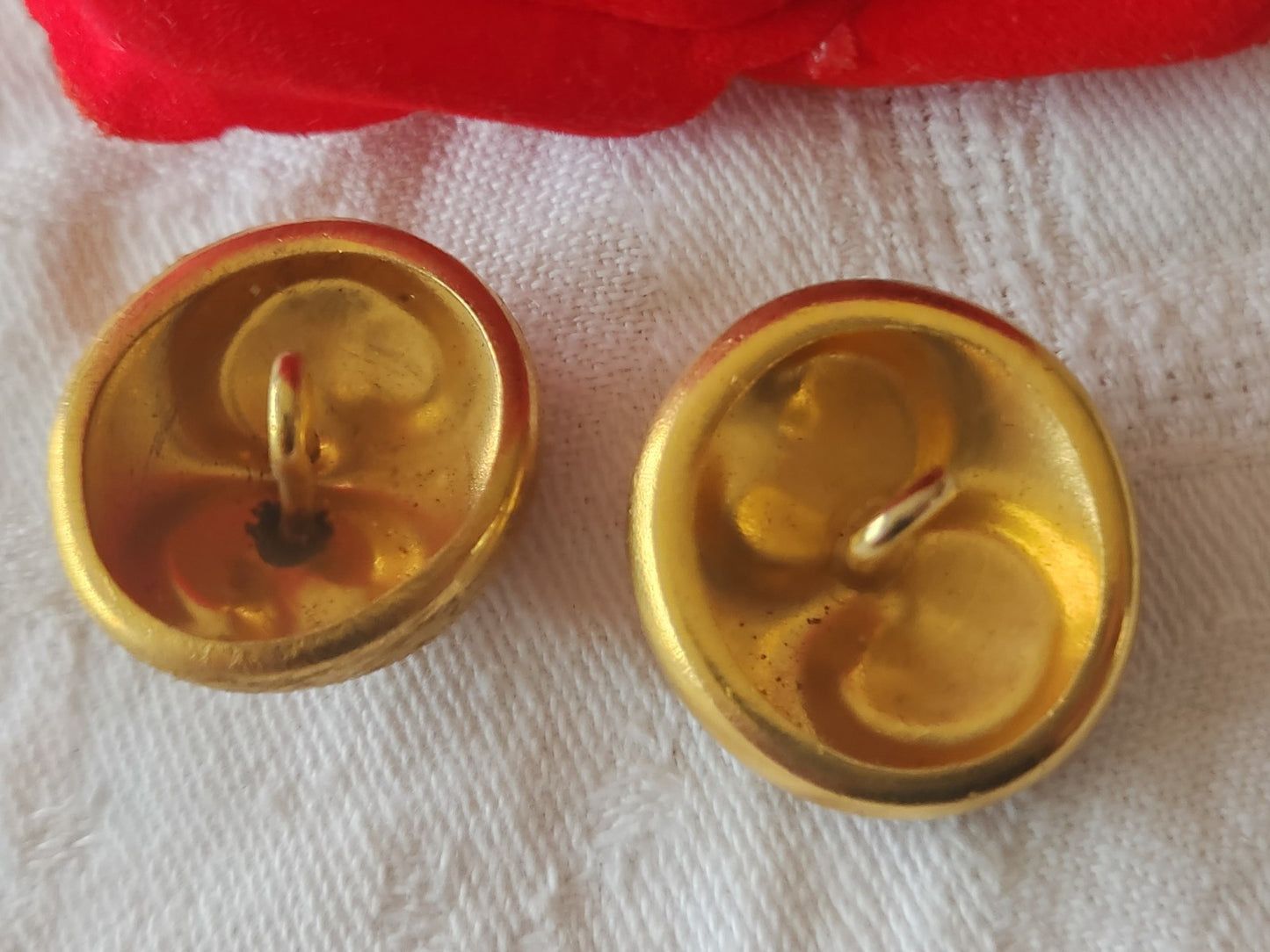 Duo boutons vintage en métal doré 2,2 cm sur 2,3 cm G12N