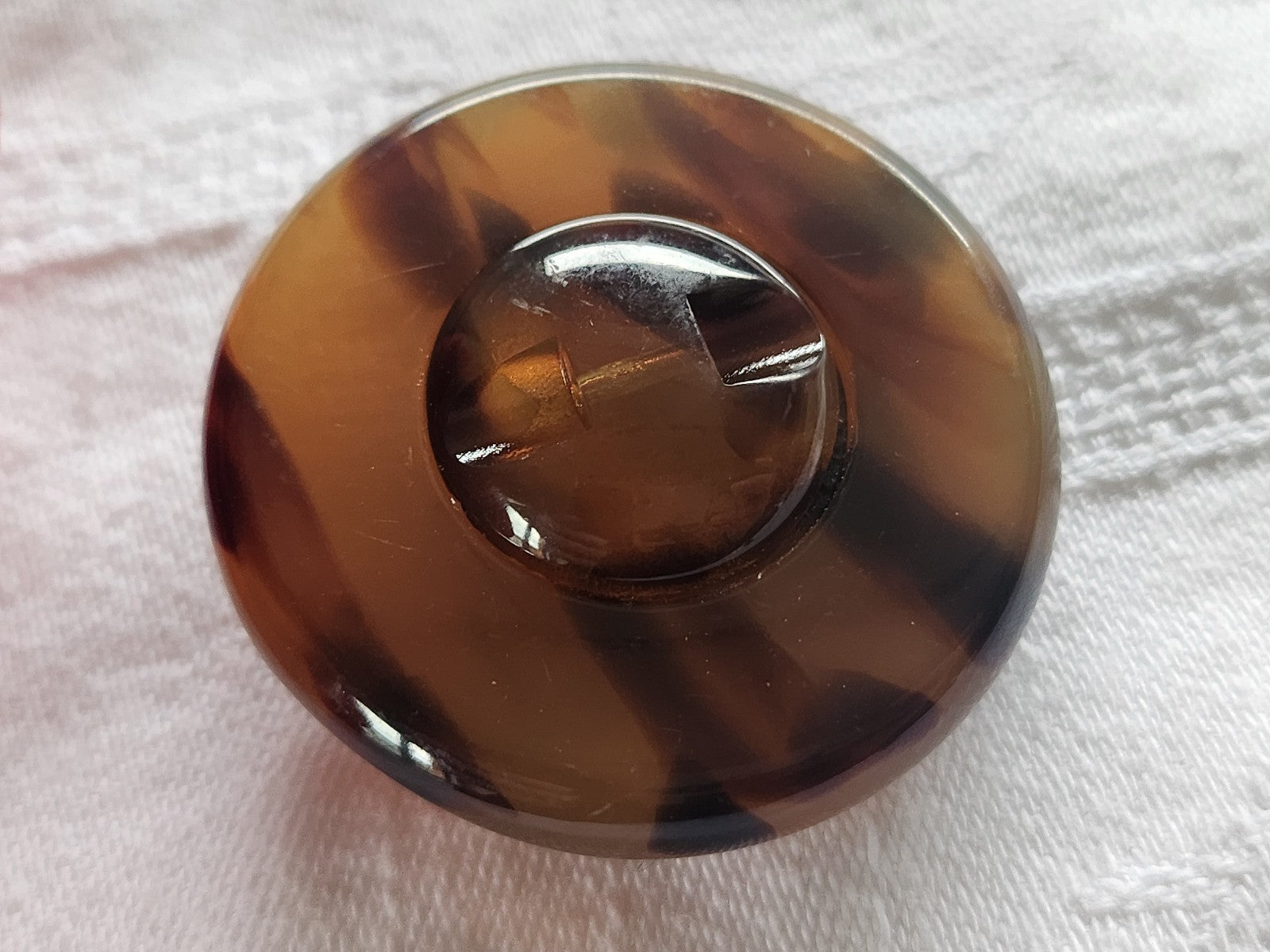 Enorme bouton vintage style ecaille marron jaspé lourd épais pied 41 mm ref 2472