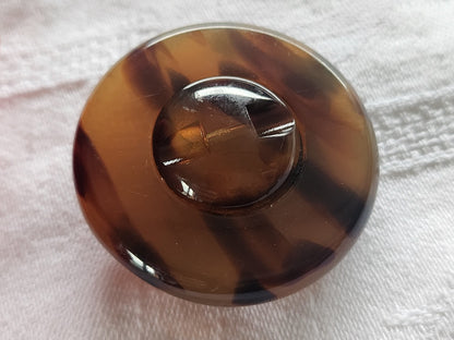 Enorme bouton vintage style ecaille marron jaspé lourd épais pied 41 mm ref 2472