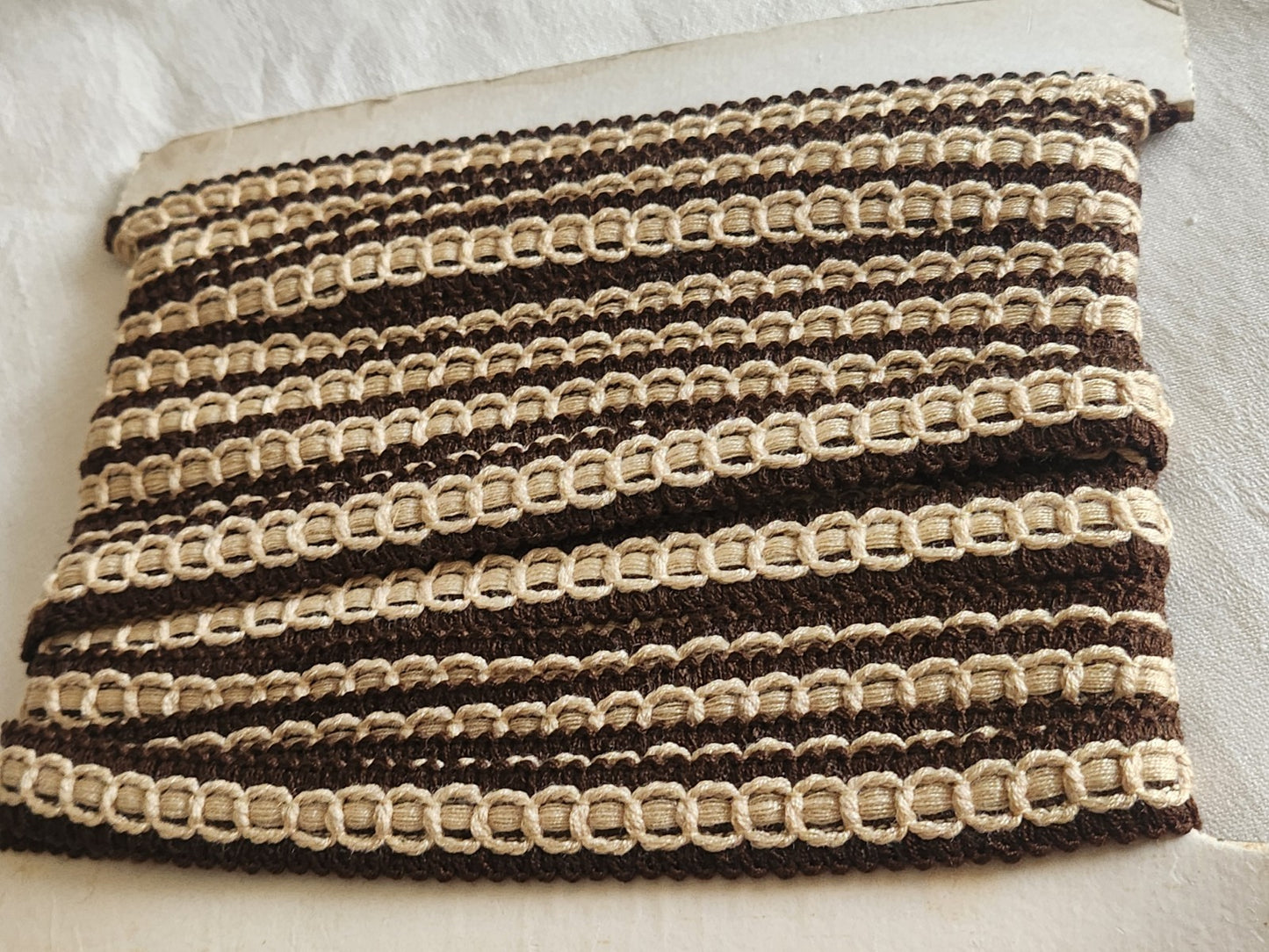 Galon vintage beige marron sur plaque 6 m 70 sur 1,8 cm A5