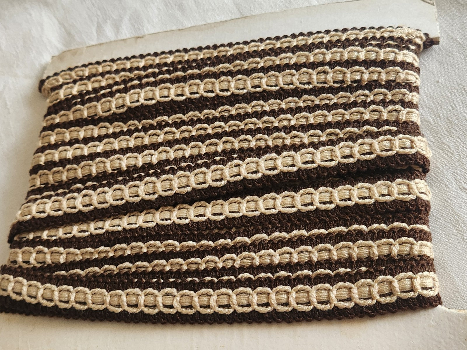 Galon vintage beige marron sur plaque 6 m 70 sur 1,8 cm A5