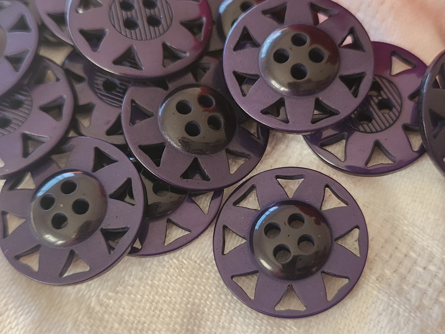 Lot 15 boutons bicolore ajouré violet trous diamètre 2 cm ref 6076