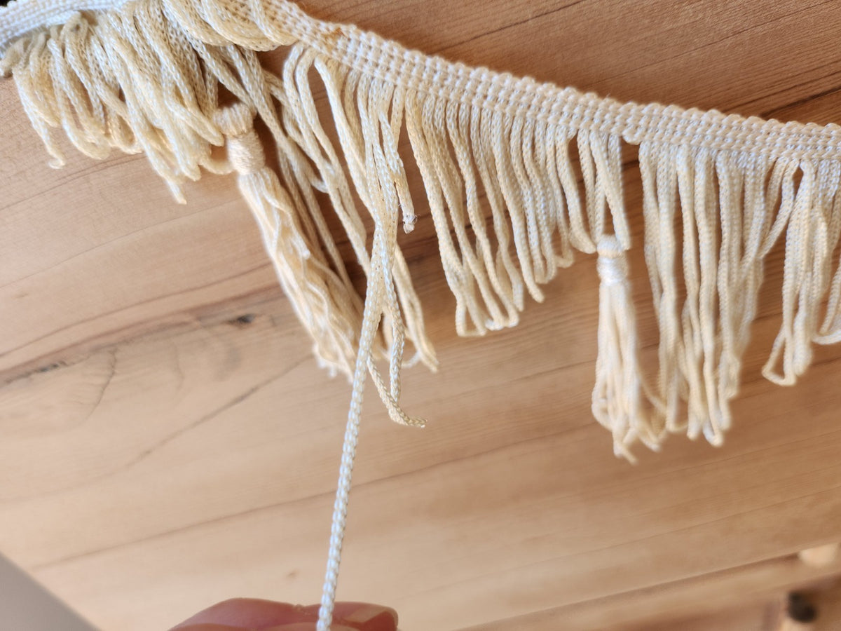 Galon vintage lumineux crème franges et pompons 1 métre 70 T2-17