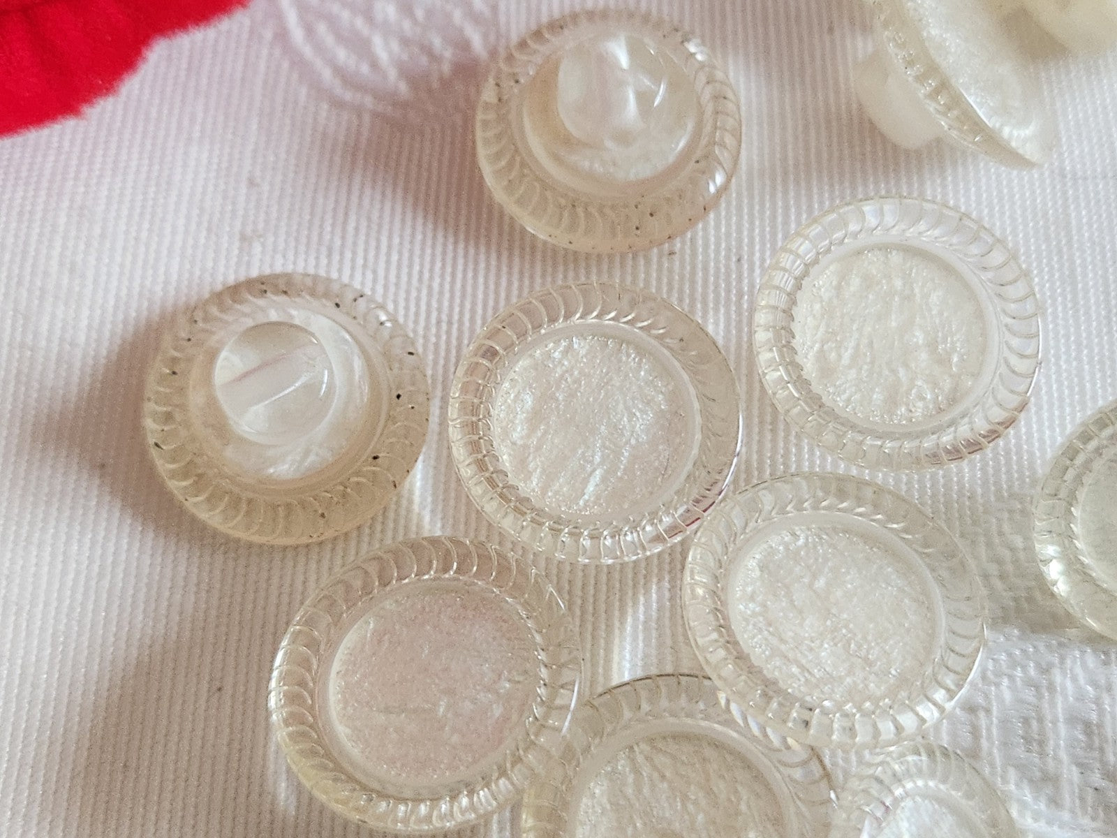 Lot 12 boutons vintage cœur blanc satiné nacré pied 1,5 cm ref 6396