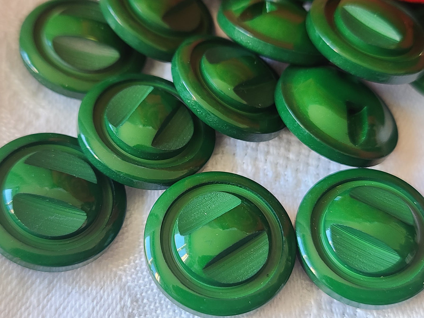 Lot 10 boutons vintage vert travaillé à pied 1,9 cm ref 5016