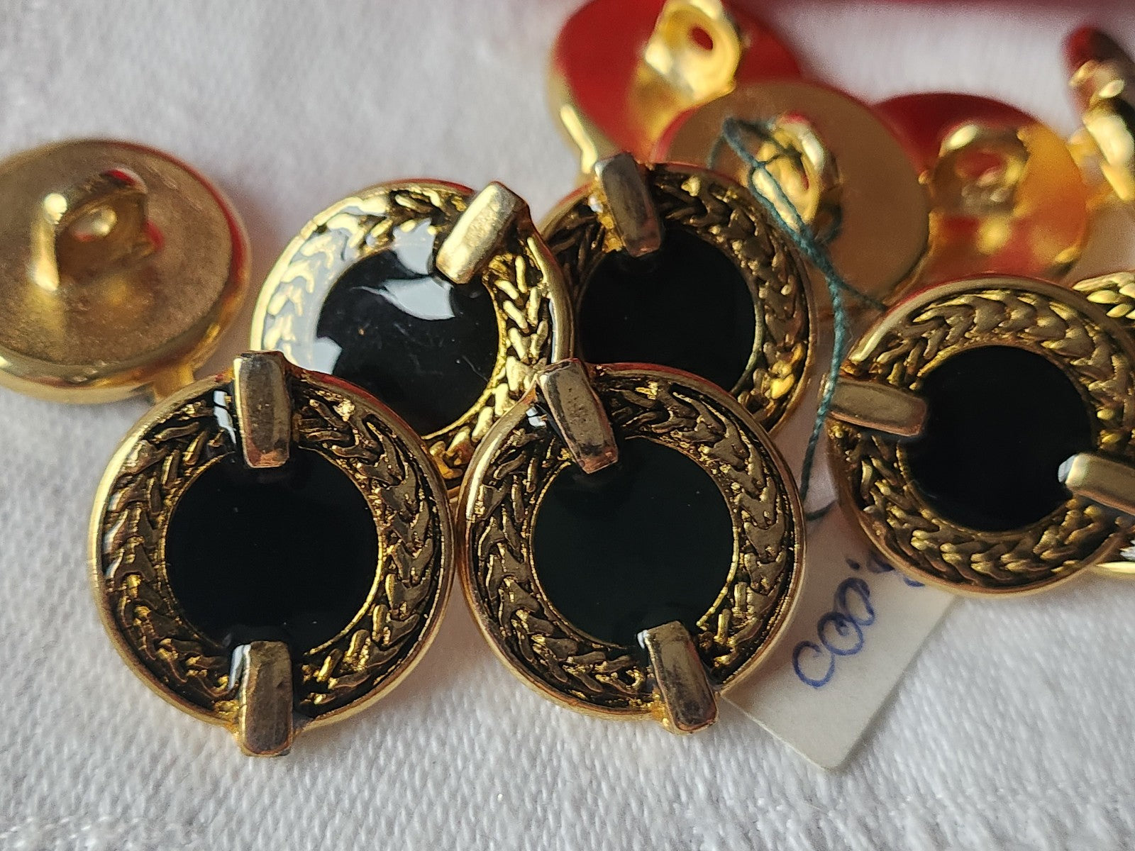 Lot 6 boutons en métal  vintage noir doré 1,8 sur 2 cm pied superbe ref 1633