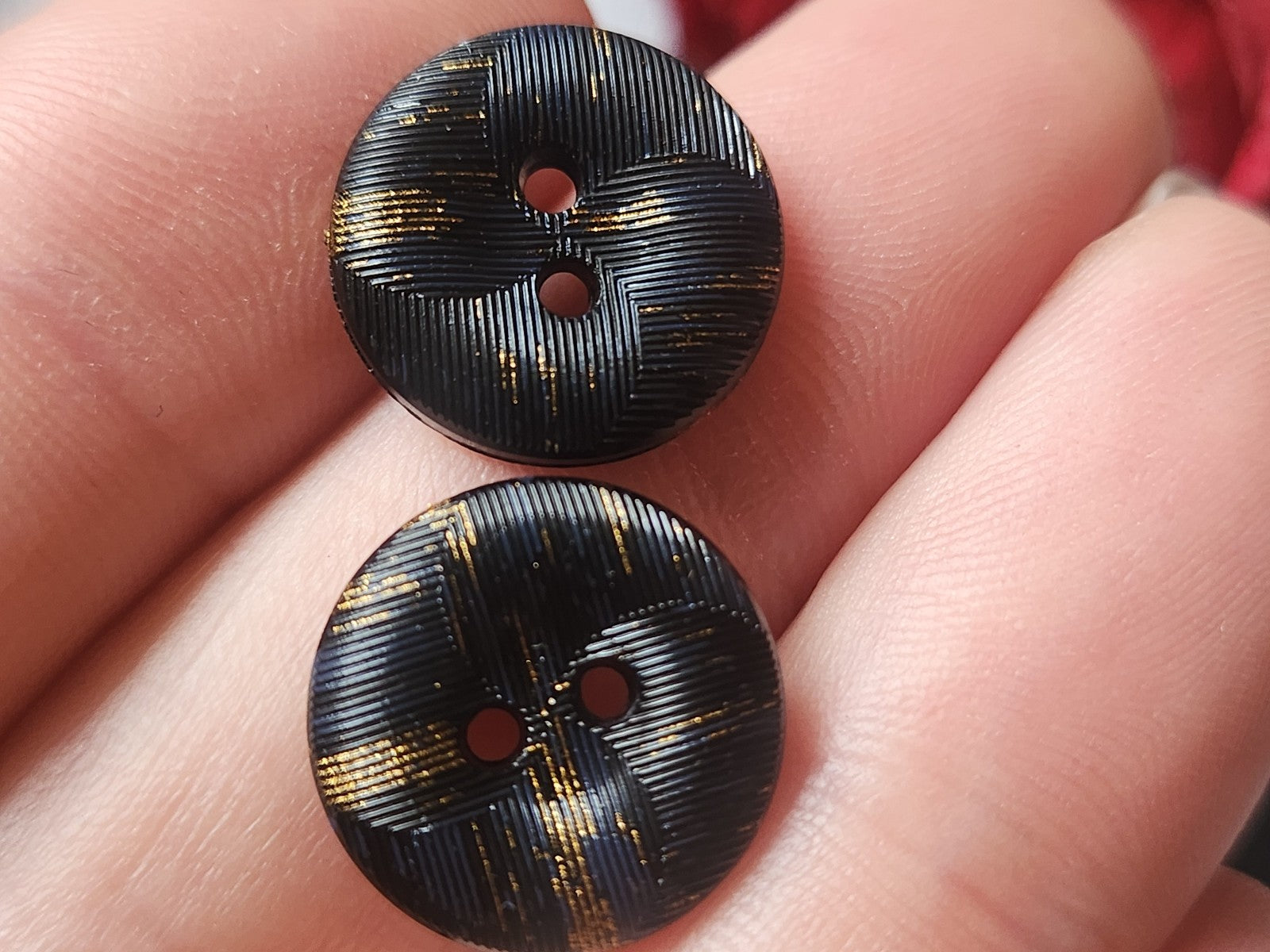 Lot 46 boutons noir bleu  doré à trous 1,5 cm texturé ref 2570
