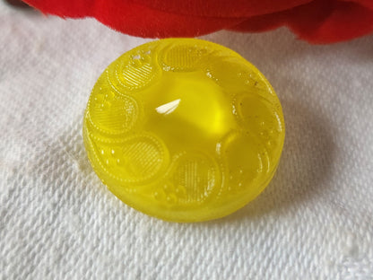 Gros bouton ancien en verre  jaune laiteux vintage 2,2 cm D5B