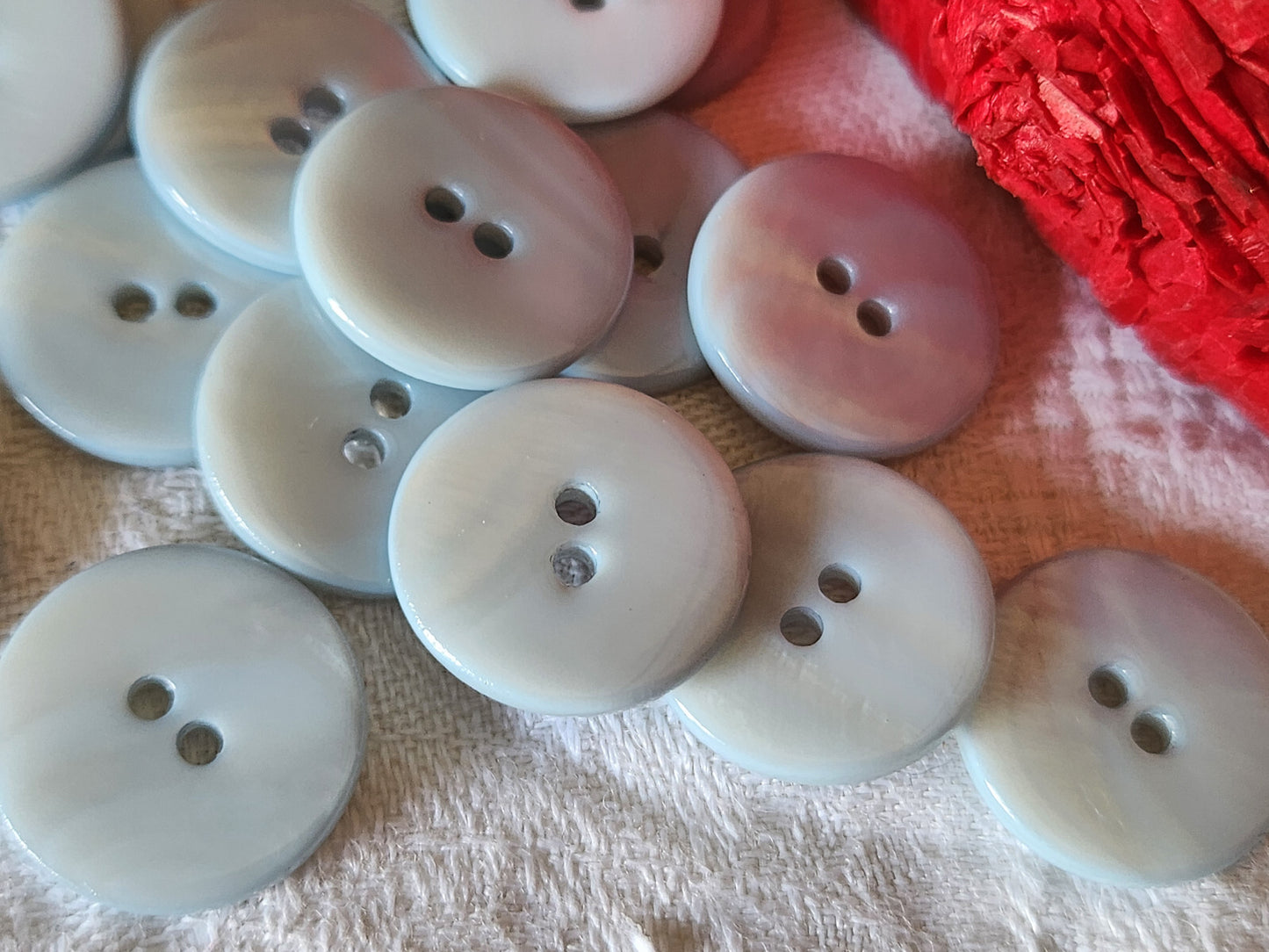 Lot 12 boutons vintage en nacre bleu ciel  à trous 1,8 cm ref 6000