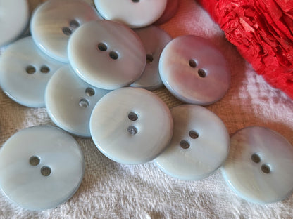 Lot 12 boutons vintage en nacre bleu ciel  à trous 1,8 cm ref 6000