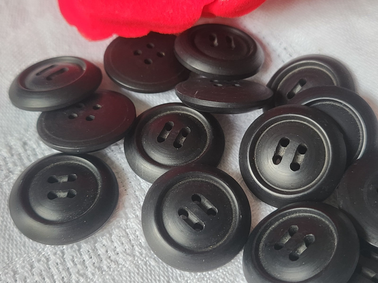 Lot 12 boutons vintage noir mat 2,1 cm trous ref 0087