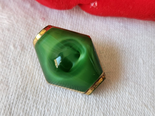 bouton ancien en verre laiteux vert 2,1 sur 1,7 cm D8K