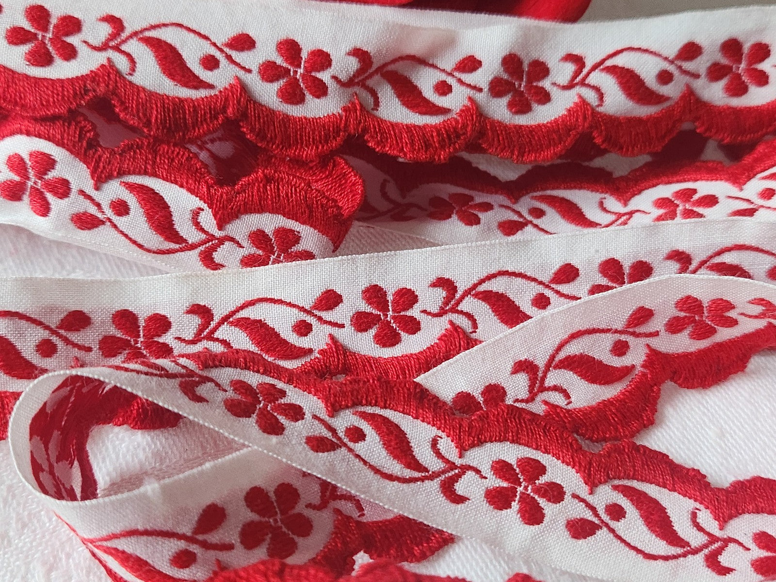 Galon vintage  feston bordure rouge fleur 3 métres sur 2 cm A2